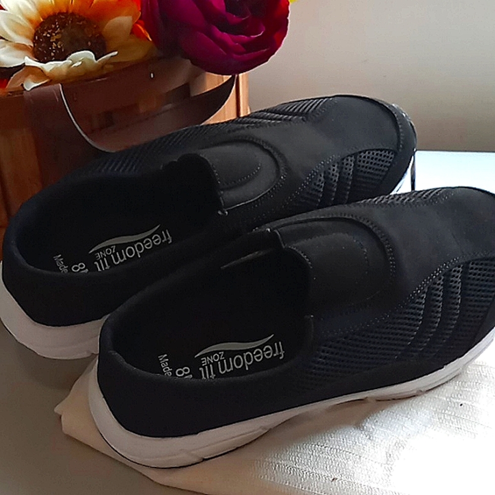 BLACK WOMENS SLIP ONS FREEDOM FIT
